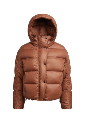 Braune Pufferjacke mit Kapuze, ausgestattet mit einem gesteppten Design, Knöpfen und Kordelzugsaum. Weiches, glänzendes Material mit breiten Schultern.