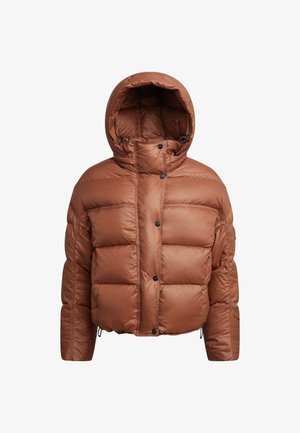 Braune Pufferjacke mit Kapuze, ausgestattet mit einem gesteppten Design, Knöpfen und Kordelzugsaum. Weiches, glänzendes Material mit breiten Schultern.