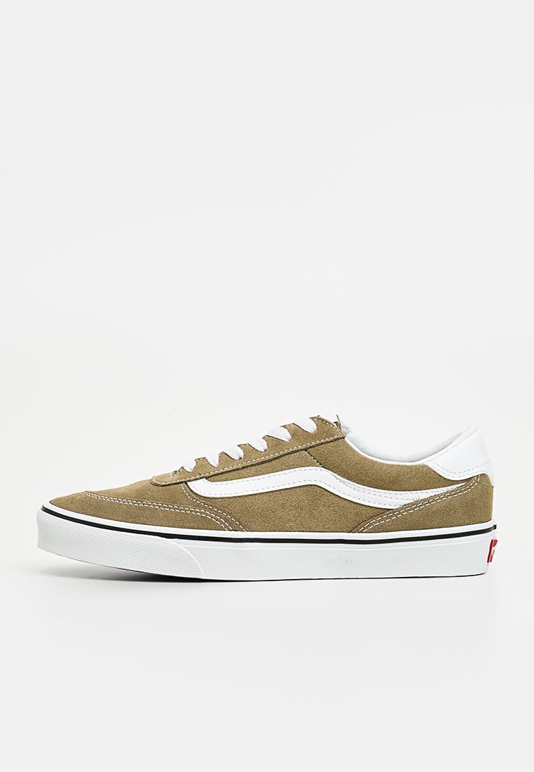 Olivgrüne Wildleder-Sneaker mit weißen Lederakzenten, schwarzem Streifen entlang der Sohle und flachen weißen Schnürsenkeln. Klassisches Low-Top-Design.