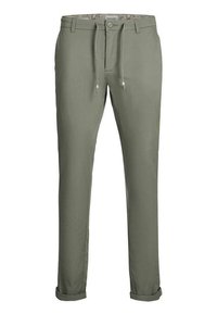 Pantalon vert olive clair en tissu doux, doté d'une taille à cordon, d'une fermeture à bouton et de poignets roulés pour une coupe décontractée.