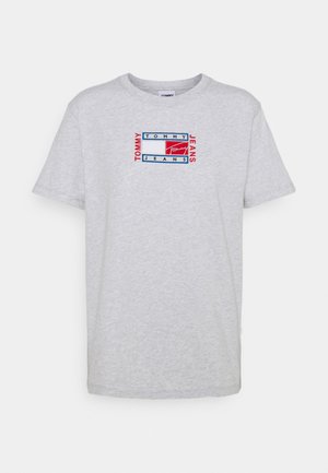 Jasnoszara koszulka z krótkim rękawem z logo Tommy Jeans w kolorach czerwonym, białym i niebieskim, umieszczonym centralnie na piersi.