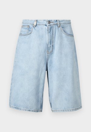 Hellblaues Denim-Shorts mit lockerer Passform, ausgestattet mit zwei Fronttaschen, einem Reißverschluss und sichtbaren Nähten.