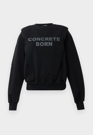 Must must sleeves ja ribidega käsivarre ja äärega musta värvi dressipluus, mille ees keskel on suurelt hall kiri "CONCRETE BORN".