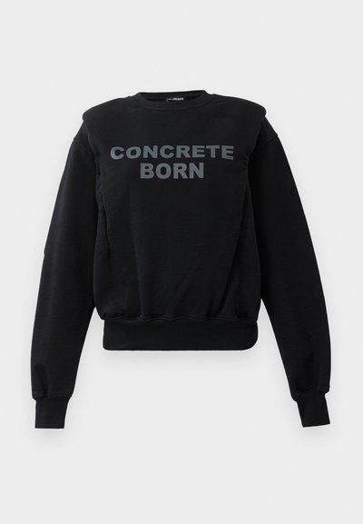 Felpa nera a maniche lunghe con polsini e orlo a costine, caratterizzata da un audace testo grigio "CONCRETE BORN" al centro anteriore.