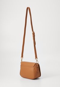 Borsa a tracolla in pelle marrone con finitura texture, forma rettangolare, tracolla regolabile e dettagli in metallo di colore oro.