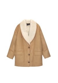 Tan farvet faux shearlingfrakke med stor sjalskrave, knaplukning foran, to lommer og brede ærmer. Blød tekstur og varm design.