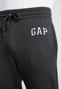 GAP HERITAGE LOGO - Trainingsbroek - charcoal grey