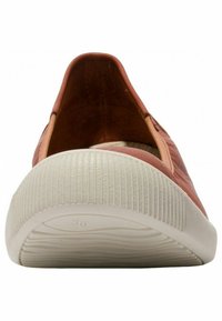 Zapato slip-on de cuero marrón con un acabado texturizado, suela de goma crema y una zona delantera amplia. Tamaño marcado como 38 en la suela.