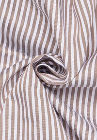 Bruin-wit gestreept stof met een gladde textuur, voorzien van smalle, gelijkmatig verdeelde strepen, gerangschikt in een draaiend patroon.