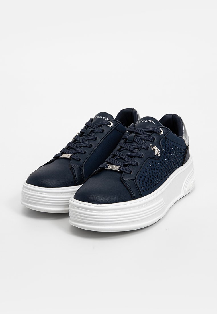 Sneakers in pelle blu navy con dettagli perforati, suola chunky bianca e particolari in metallo argentato, caratterizzati da lacci tradizionali e branding del logo.