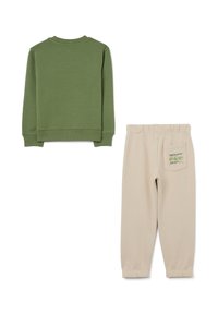 Groene katoenen sweatshirt met lange mouwen, gecombineerd met beige katoenen sweatpants met een elastische tailleband en een achterzak met grafische prints.