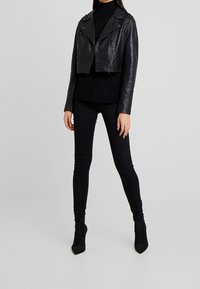 Sisley Stickad tröja - black