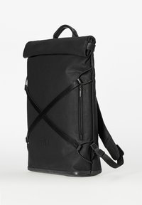 Schwarzer rechteckiger Rolltop-Rucksack mit gekreuzten verstellbaren Gurten, seitlicher Reißverschlusstasche und gepolsterten Schulterriemen, auf weißem Hintergrund stehend.