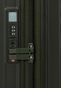 Maleta de tela negra que cuenta con un candado de combinación aprobado por la TSA, dobles cremalleras y una superficie texturizada para un mejor agarre.