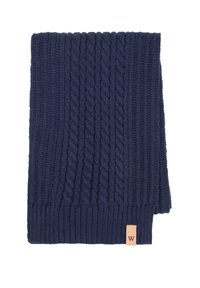 Námořnicky modrá pletená šála s texturou copánků a žebrování, s malou koženou štítkem označeným písmenem "W" na jednom konci.