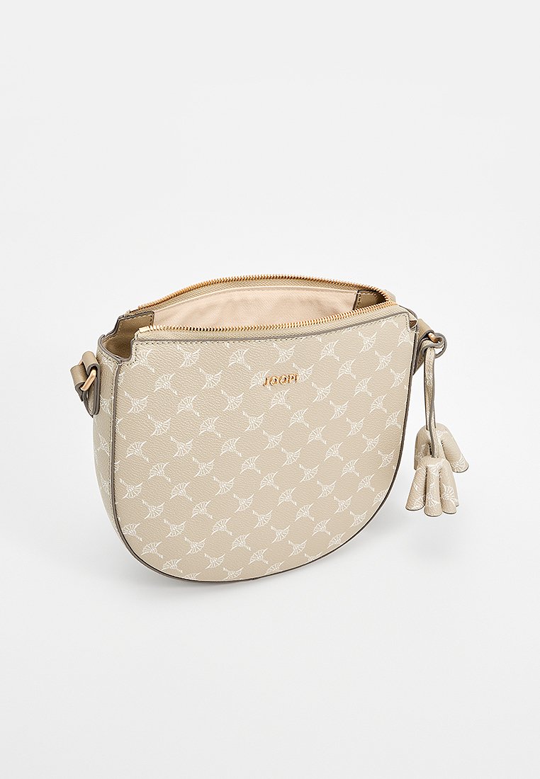 Beige Umhängetasche aus strukturiertem Leder, mit einem weißen Muster, goldenen Reißverschluss und dekorativen Quasten. Rundliche Form mit flachem Boden.