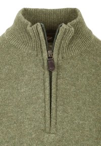 Groene gebreide trui met een geribbelde hoge kraag en een halve ritssluiting aan de voorkant met een leren trekband aan de ritssluiting.