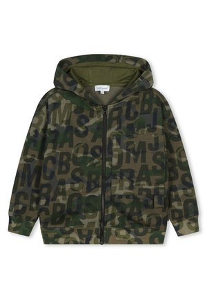 Felpa con zip camo in tonalità verdi, caratterizzata da lettere scure ben evidenti, una grande tasca frontale e un cappuccio con cordino. Tessuto dalla superficie liscia.