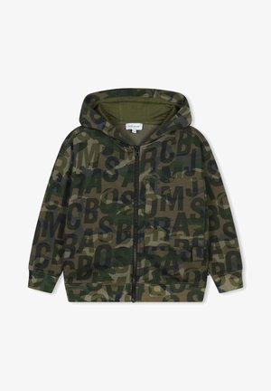 Felpa con zip camo in tonalità verdi, caratterizzata da lettere scure ben evidenti, una grande tasca frontale e un cappuccio con cordino. Tessuto dalla superficie liscia.