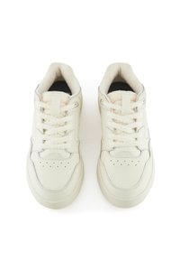 Kremowe sneakersy wykonane z gładkiej skóry z teksturowanym językiem z polarowego materiału, z zapięciem na sznurówki i perforowanym czubkiem.