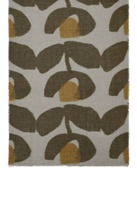 Tkaninowy obrus z beżowym tłem, dużymi ciemnozielonymi liśćmi i musztardowo-żółtymi kwiatami. Wykończenie z fakturą i frędzlami na krawędziach.