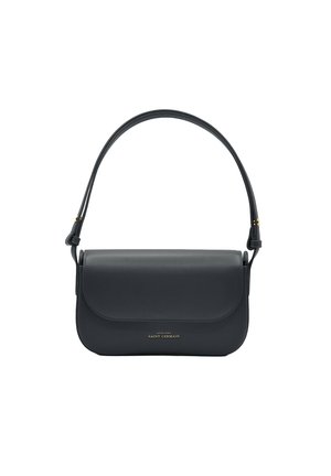 Sac à bandoulière en cuir noir avec une forme structurée, fermeture à rabat incurvé et une sangle ajustable fine. Présente un détail de logo doré minimaliste.