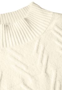 Maglione color crema con un colletto alto a costine e motivi testurizzati su tutta la superficie, che creano un aspetto morbido e accogliente.