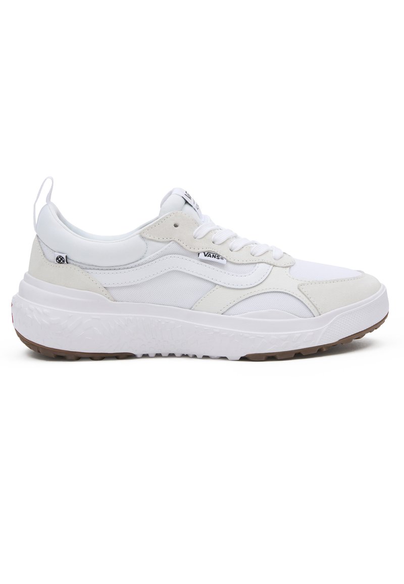 Zapatillas blancas que presentan una combinación de materiales de cuero y textil, un diseño deportivo, suela de goma texturizada y sutiles acentos de marca.