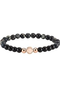 Bracciale in pietre nere e grigie presenta perline rotonde con trame diverse, arricchito da componenti hardware in oro rosa e un dettaglio del logo.