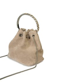 Bolso saco de ante beige claro con un asa metálica redonda y una correa de cadena plateada. Cuenta con cierre de cordón y detalles metálicos plateados.