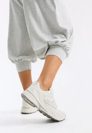 Bershka, MULTI-PIIECE - TRAINERS - Baskets basses - white