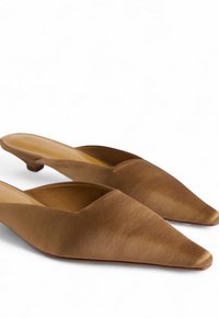 Mules en satin marron avec un design à bout pointu, dos ouvert et petit talon. Texture lisse avec un minimum de détails et une silhouette classique.