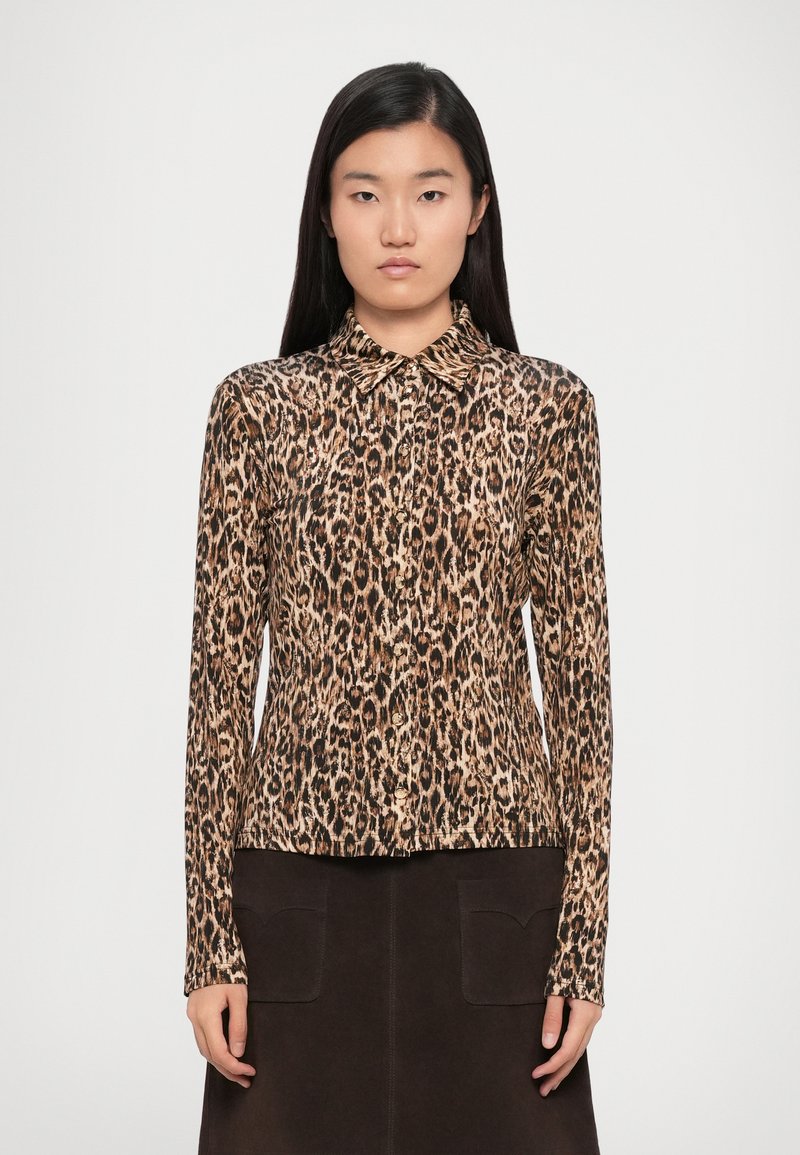 Langärmliges Hemd im Leopardenmuster aus einem glatten, elastischen Stoff; verfügt über einen klassischen Kragen, eineKnopf-Closure-Front und eine taillierte Silhouette.