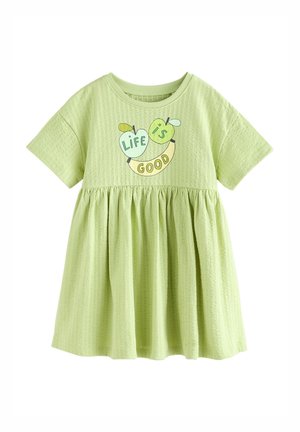 Vestido verde claro de manga corta con tela texturizada y un gráfico de dos manzanas y un plátano con el texto "Life is Good" en el pecho.