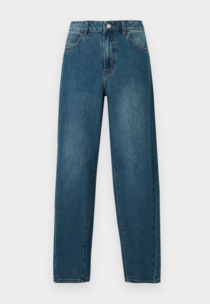 Jeans de mezclilla azul oscuro con un corte relajado, diseño de cinco bolsillos y detalles de costura visibles. La tela es texturizada y ligeramente desgastada.