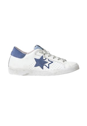 Sneaker bianco basso con stella in camoscio blu e toppa sul tallone, lacci grigi e dettagli laterali traforati.