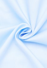 Tessuto blu chiaro con una texture liscia, piegato a spirale, caratterizzato da una sottile lucentezza e un motivo di tessitura fine e regolare.