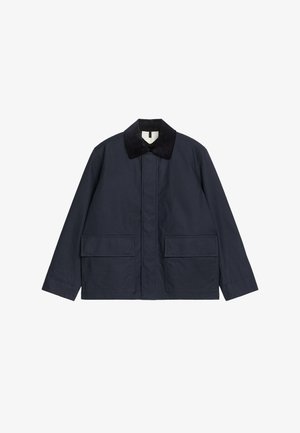 Mørkeblå jakke med en kordfløjlskrave, der har to store forlommer og en lige silhuet. Fremstillet af slidstærkt stof.