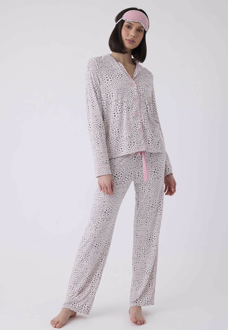 Kvinnors pyjamasset i ljusrosa med svarta djurmönster; har knäppt topp och byxor med dragsko och sidofickor; mjukt tyg.