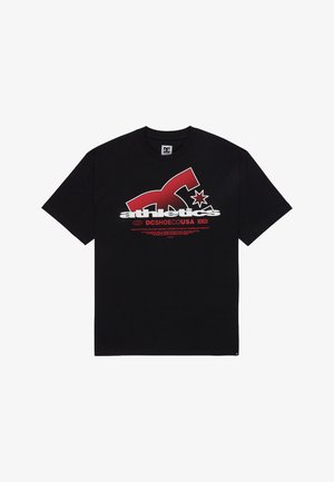 Čierne bavlnené tričko s veľkým červeným a bielym grafickým textom a hviezdnymi akcentmi. Krátke rukávy, okrúhly výstrih, voľný strih.