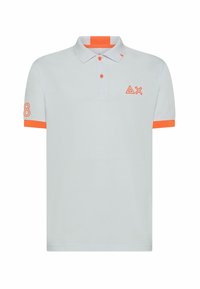Polo shirt azzurro chiaro con accenti arancioni sul colletto e sulle maniche. Presenta una patta con due bottoni e un logo sul petto.