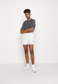 YAS YASHOLI  - Shorts - star white