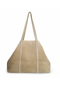Beige suède shopper met een driehoekige vorm, lange straps en zichtbare stiksels langs de randen. Zachte textuur, minimalistisch ontwerp.