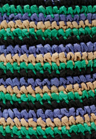 Cesto di stoccaggio intrecciato con strisce di tessuto nere, verdi, blu e beige disposte in bande orizzontali, che mettono in mostra un design testurizzato e stratificato.