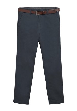 Mornarsko plave hlače ravnog kroja s bočnim džepovima i smeđim kožnim pojasom koji je provučen kroz petlje za remen.