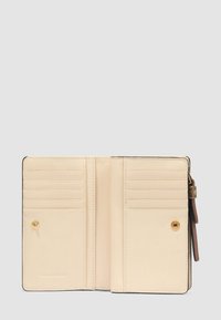 Crèmekleurige leren bifold portemonnee opengeklapt met meerdere kaartsleuven, twee drukknoppen en een ritssluitingvak op een lichtgrijze achtergrond.