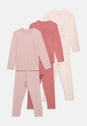 Trois ensembles de pyjamas pour enfants à manches longues dans des tons roses et crème, un avec des motifs de lune, un uni rose poudré et un avec un imprimé chat et étoiles.