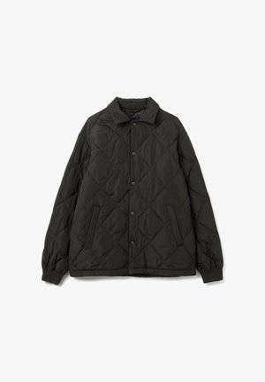 Veste noire matelassée avec un col, fermeture à pressions, deux poches avant et des poignets côtelés. Texture lisse et motif en losanges.