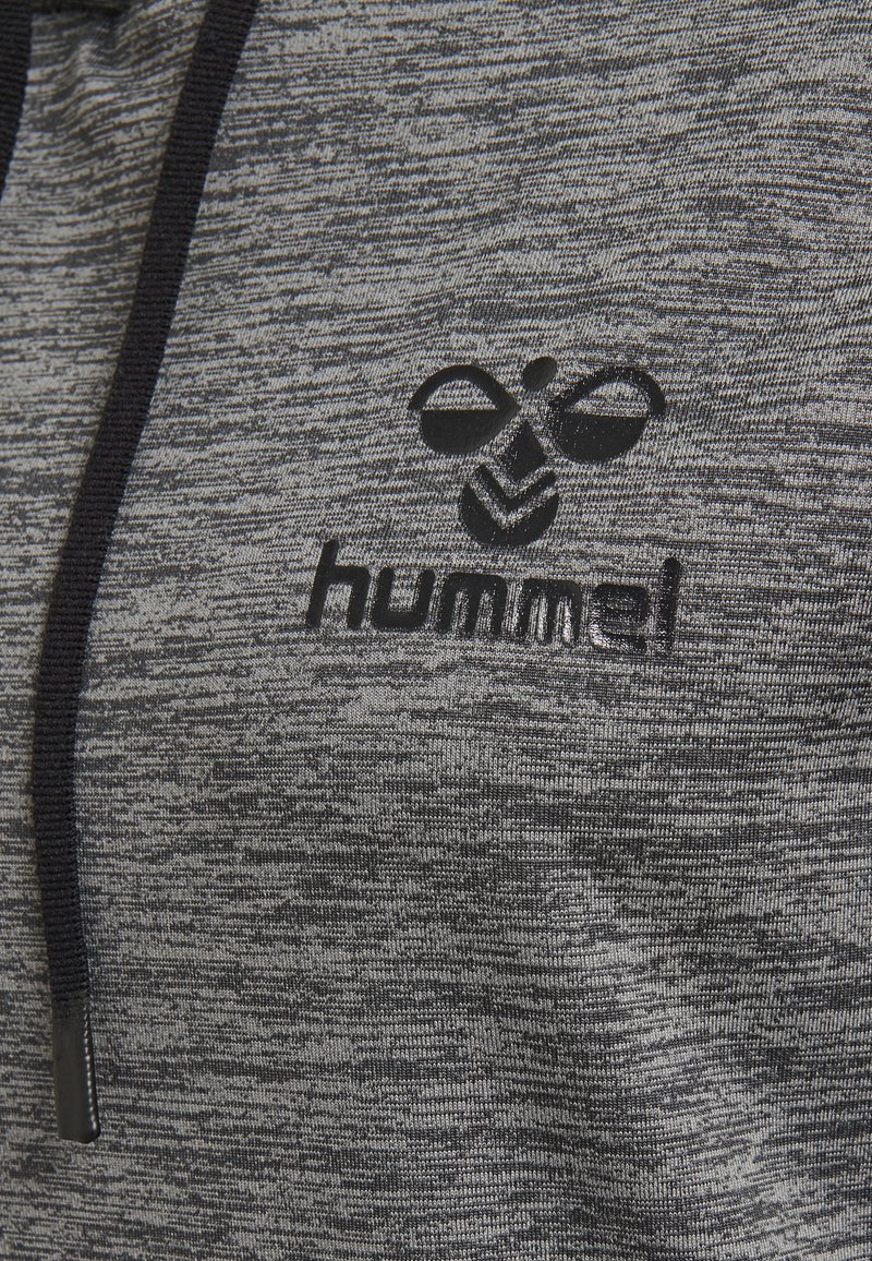 Hoodie aus strukturiertem, meliertem grauem Stoff mit schwarzem Logo und Kordelzug. Verfügt über eine glatte Oberfläche und ein lässiges Design.