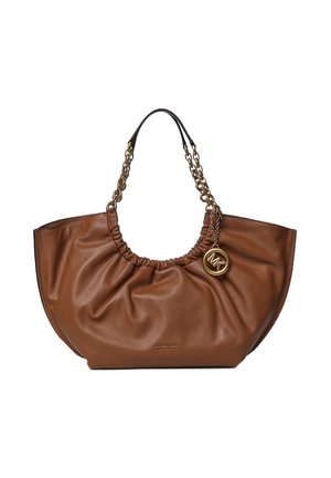 Sac à épaule en cuir souple marron avec poignées en chaîne dorée et pendentif rond doré avec le logo MK suspendu sur le côté droit.